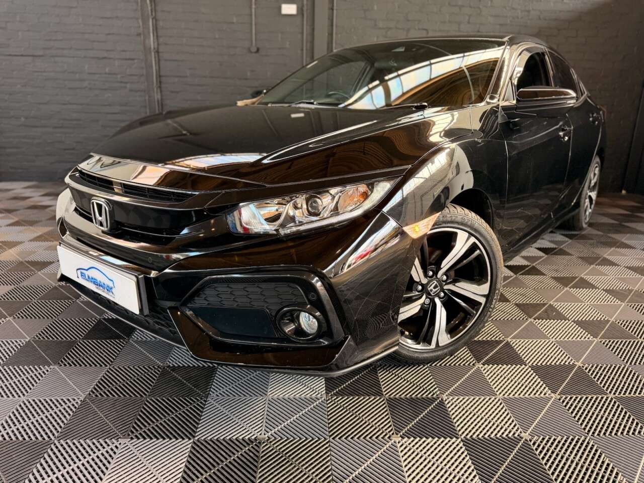 A 2017 HONDA CIVIC 1.0 VTEC Turbo SR Hatchback 5dr Petrol Manual Euro 6 (s/s) (129 ps) LOW MIL A 2017 HONDA CIVIC 1.0 VTEC Turbo SR Hatchback 5dr Petrol Manual Euro 6 (s/s) (129 ps) LOW MIL