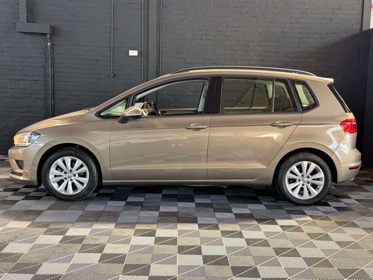 A 2017 VOLKSWAGEN GOLF SV 1.4 TSI BlueMotion Tech SE MPV 5dr Petrol DSG Euro 6 (s/s) (125 ps) FULL VW A 2017 VOLKSWAGEN GOLF SV 1.4 TSI BlueMotion Tech SE MPV 5dr Petrol DSG Euro 6 (s/s) (125 ps) FULL VW