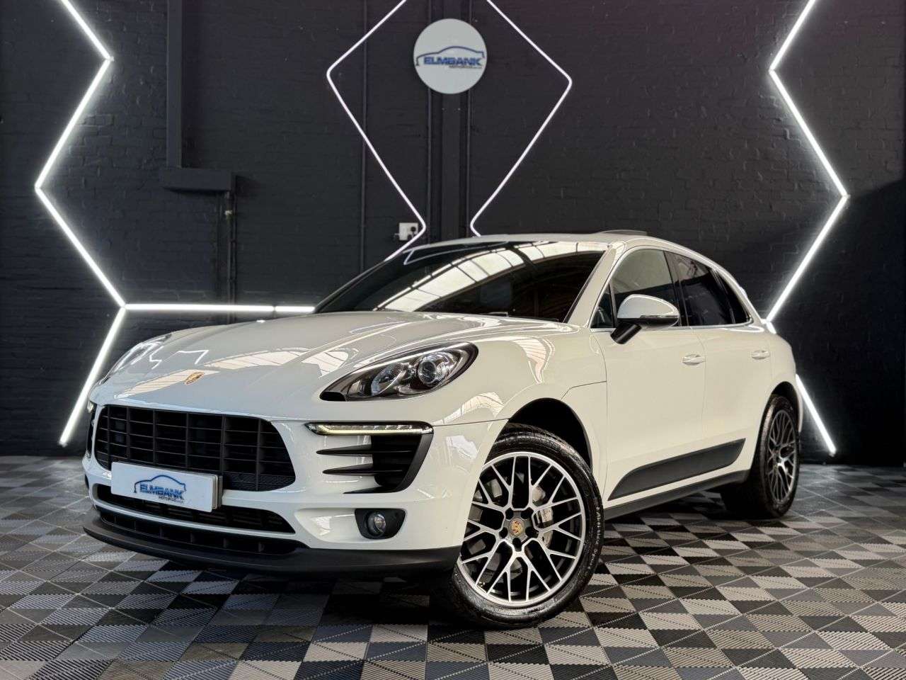A 2015 PORSCHE MACAN 3.0 TD V6 S SUV 5dr Diesel PDK 4WD Euro 6 (s/s) (258 ps) 5 SERVICE STAMPS- A 2015 PORSCHE MACAN 3.0 TD V6 S SUV 5dr Diesel PDK 4WD Euro 6 (s/s) (258 ps) 5 SERVICE STAMPS-