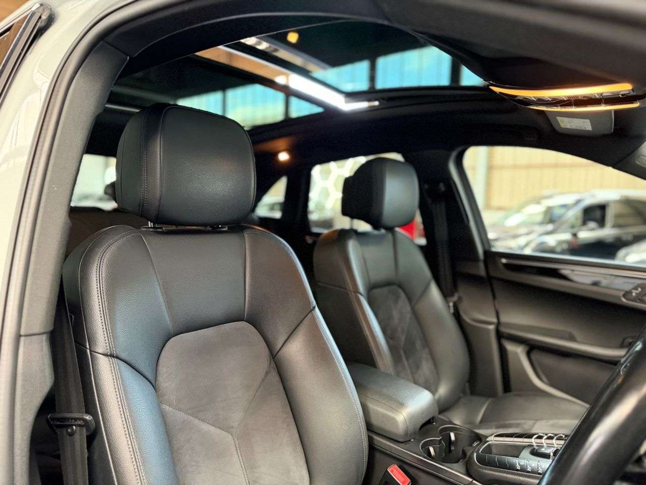 A 2015 PORSCHE MACAN 3.0 TD V6 S SUV 5dr Diesel PDK 4WD Euro 6 (s/s) (258 ps) 5 SERVICE STAMPS- A 2015 PORSCHE MACAN 3.0 TD V6 S SUV 5dr Diesel PDK 4WD Euro 6 (s/s) (258 ps) 5 SERVICE STAMPS-