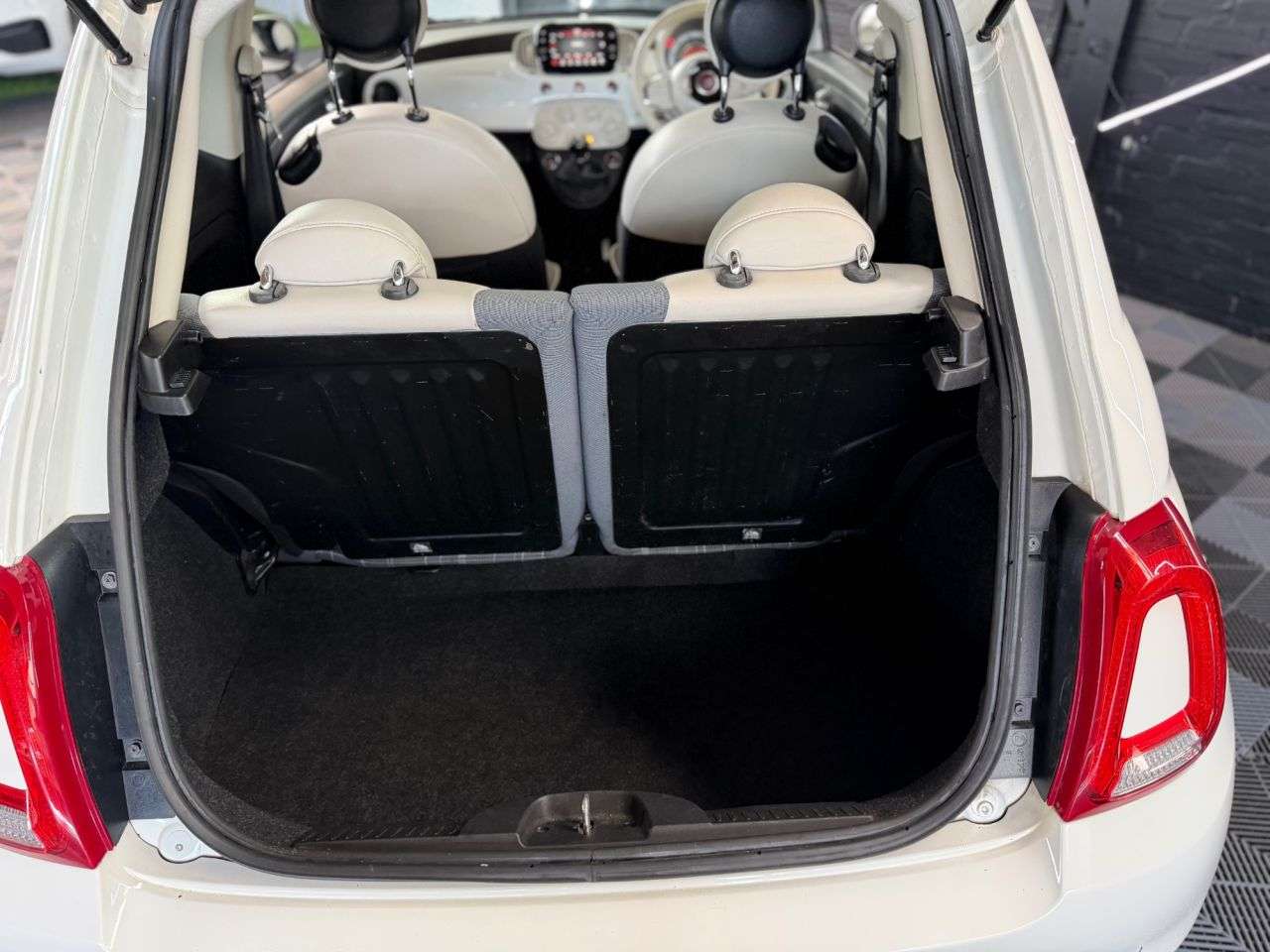 A 2018 FIAT 500 1.2 Lounge Hatchback 3dr Petrol Manual Euro 6 (s/s) (69 bhp) GLASS PAN ROOF A 2018 FIAT 500 1.2 Lounge Hatchback 3dr Petrol Manual Euro 6 (s/s) (69 bhp) GLASS PAN ROOF
