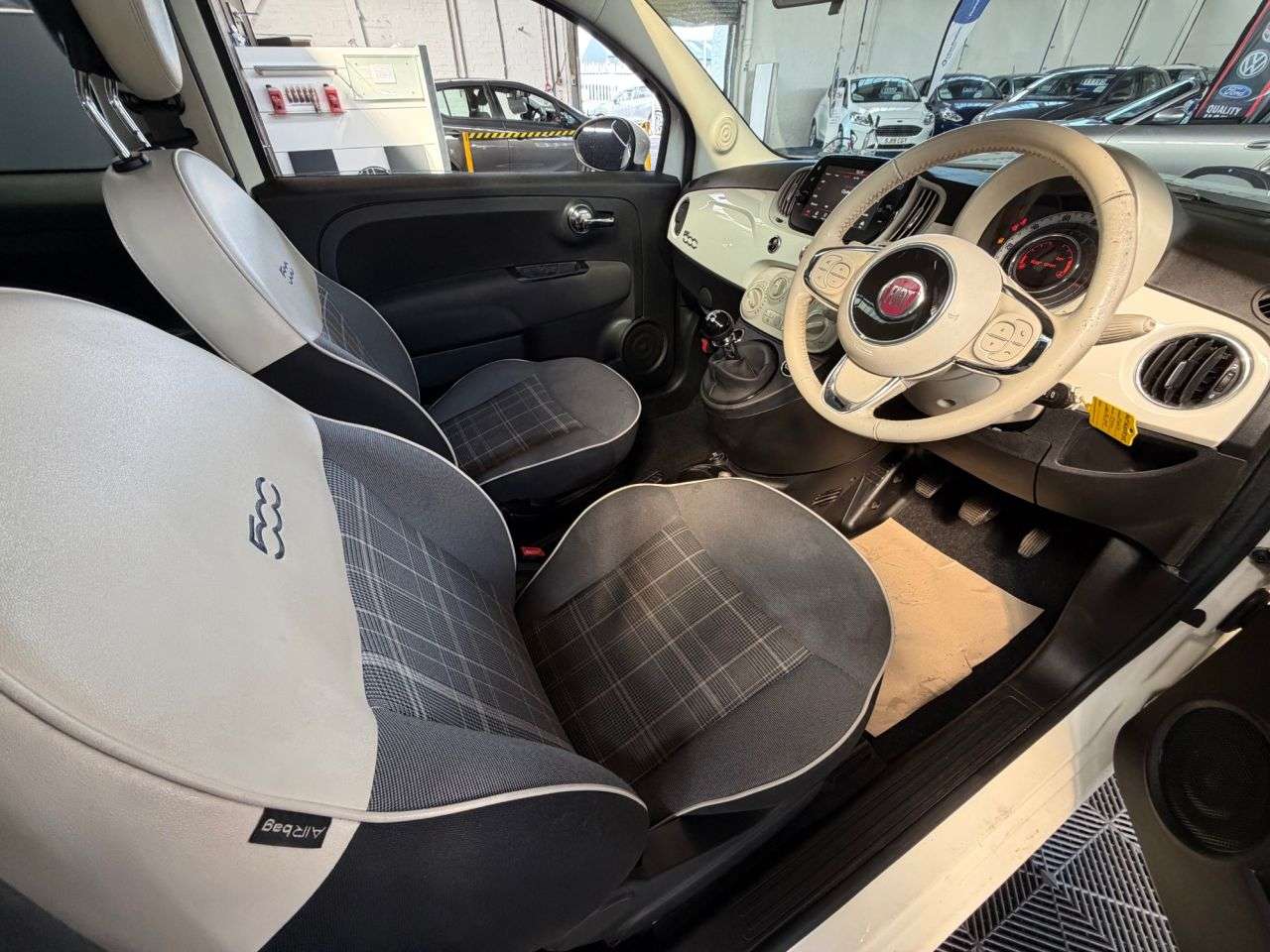 A 2018 FIAT 500 1.2 Lounge Hatchback 3dr Petrol Manual Euro 6 (s/s) (69 bhp) GLASS PAN ROOF A 2018 FIAT 500 1.2 Lounge Hatchback 3dr Petrol Manual Euro 6 (s/s) (69 bhp) GLASS PAN ROOF