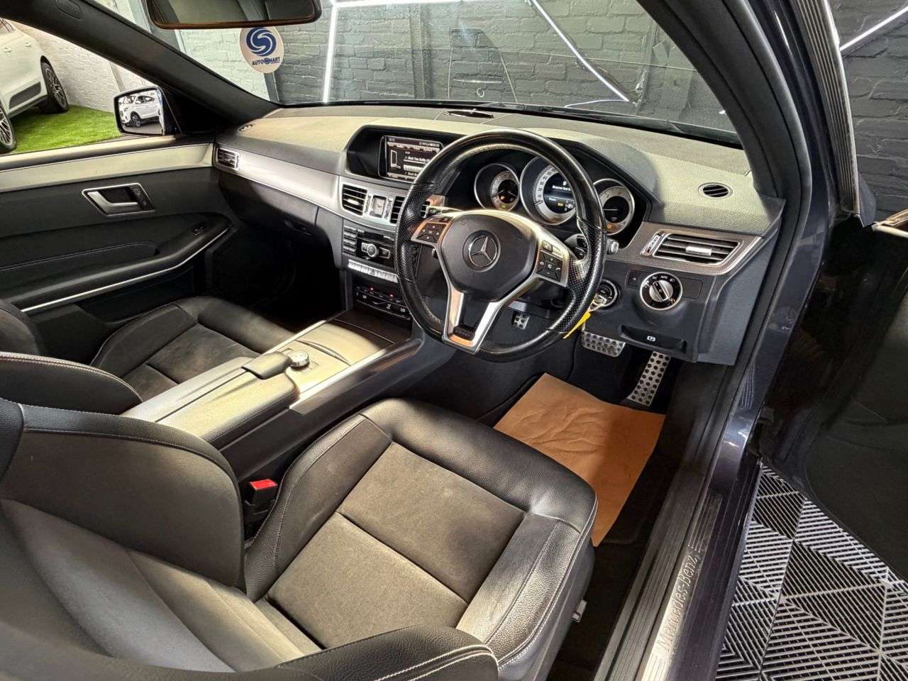 A 2015 MERCEDES-BENZ E-CLASS 2.1 E220 BlueTEC AMG Line Estate 5dr Diesel G-Tronic+ Euro 6 (s/s) (177 ps) A 2015 MERCEDES-BENZ E-CLASS 2.1 E220 BlueTEC AMG Line Estate 5dr Diesel G-Tronic+ Euro 6 (s/s) (177 ps)