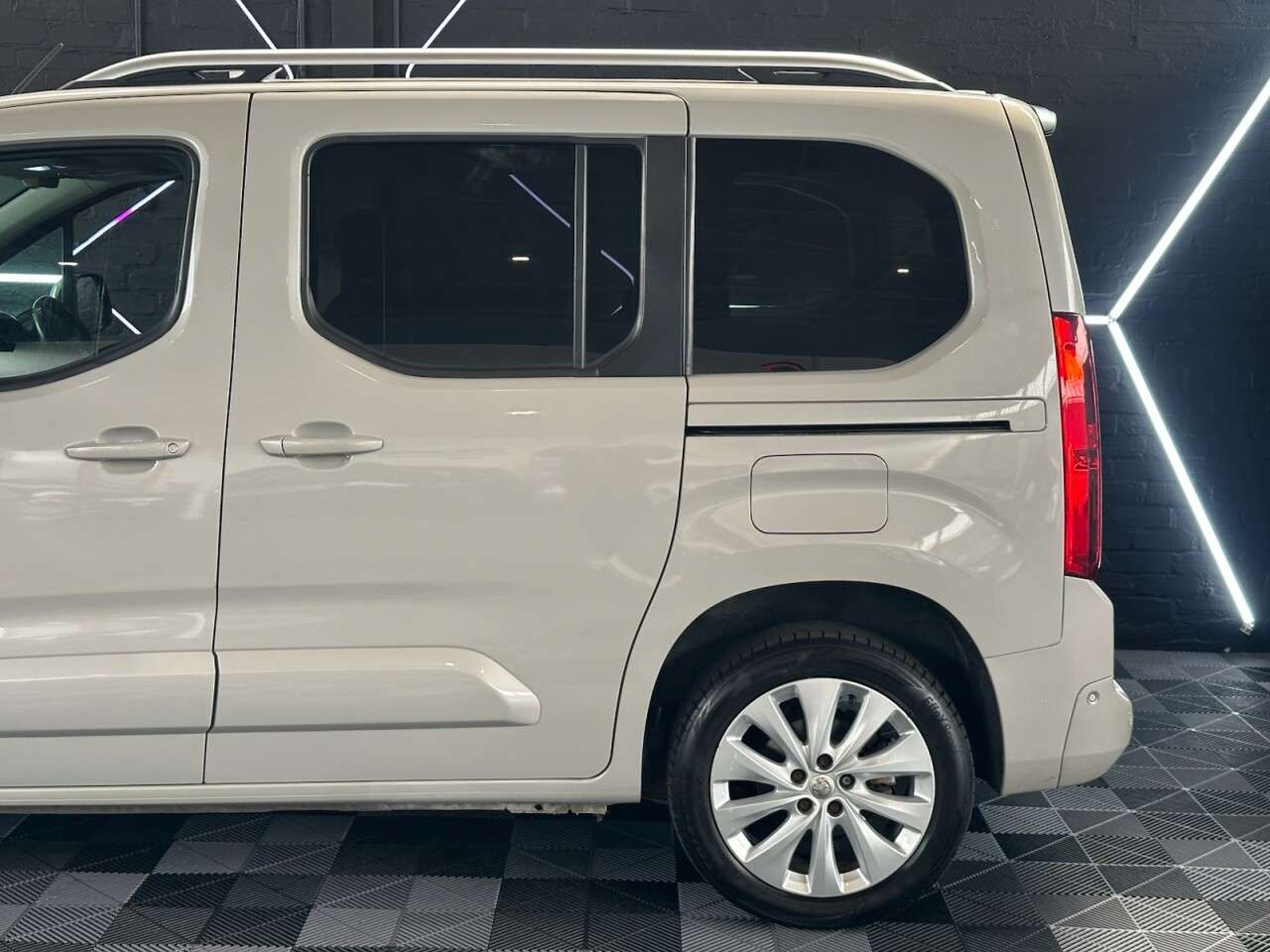 A 2020 VAUXHALL COMBO LIFE 1.2 Turbo Elite MPV 5dr Petrol Auto Euro 6 (s/s) (7 Seat) (130 ps) ANDROID A 2020 VAUXHALL COMBO LIFE 1.2 Turbo Elite MPV 5dr Petrol Auto Euro 6 (s/s) (7 Seat) (130 ps) ANDROID