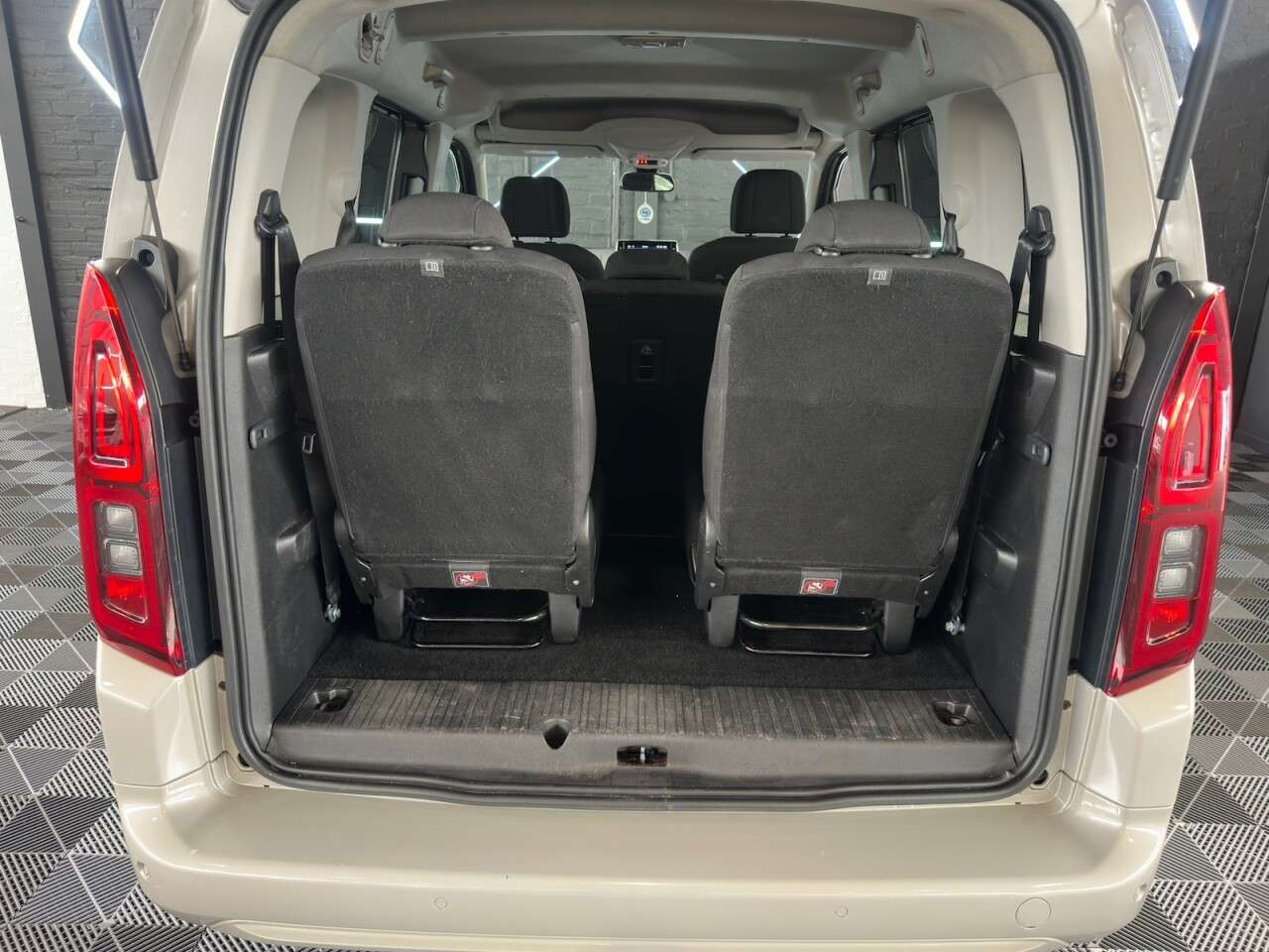 A 2020 VAUXHALL COMBO LIFE 1.2 Turbo Elite MPV 5dr Petrol Auto Euro 6 (s/s) (7 Seat) (130 ps) ANDROID A 2020 VAUXHALL COMBO LIFE 1.2 Turbo Elite MPV 5dr Petrol Auto Euro 6 (s/s) (7 Seat) (130 ps) ANDROID