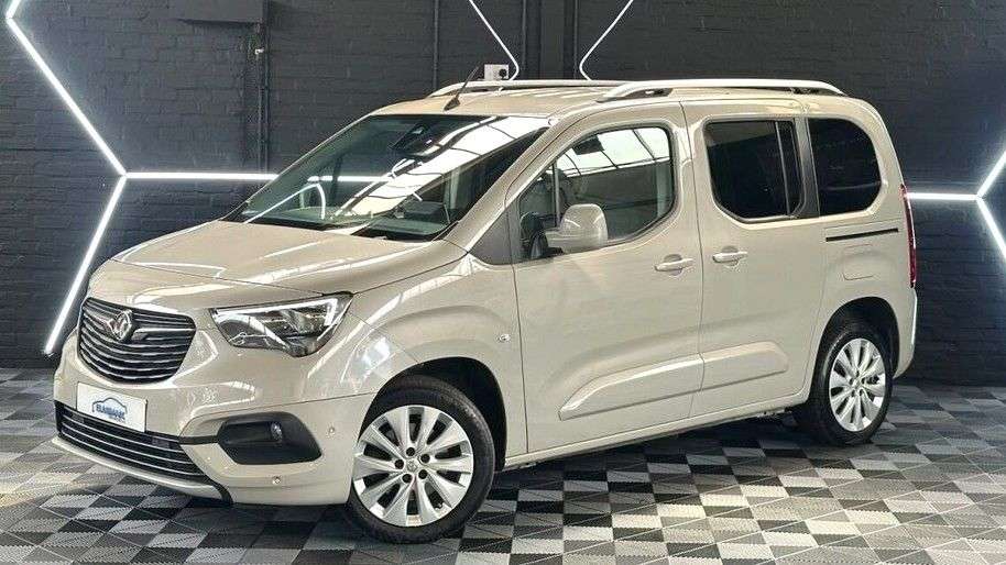 A 2020 VAUXHALL COMBO LIFE 1.2 Turbo Elite MPV 5dr Petrol Auto Euro 6 (s/s) (7 Seat) (130 ps) ANDROID A 2020 VAUXHALL COMBO LIFE 1.2 Turbo Elite MPV 5dr Petrol Auto Euro 6 (s/s) (7 Seat) (130 ps) ANDROID