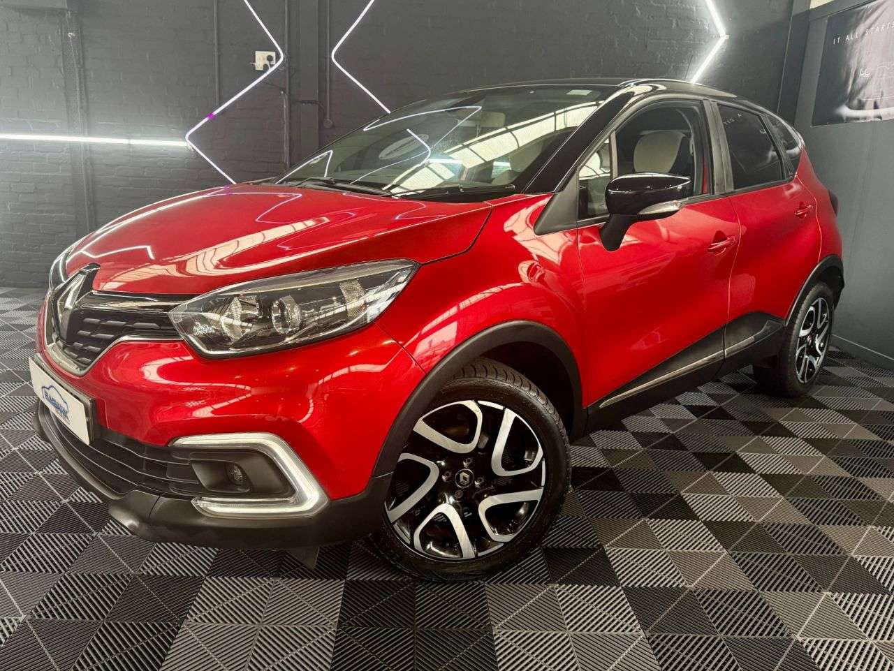 A 2019 RENAULT CAPTUR 0.9 TCe ENERGY Iconic SUV 5dr Petrol Manual Euro 6 (s/s) (90 ps) CRUISE CON A 2019 RENAULT CAPTUR 0.9 TCe ENERGY Iconic SUV 5dr Petrol Manual Euro 6 (s/s) (90 ps) CRUISE CON