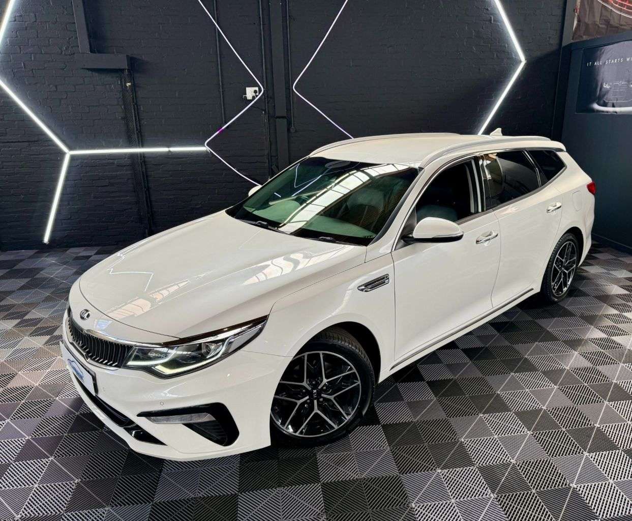 A 2019 KIA OPTIMA 1.6 CRDi 3 Sportswagon 5dr Diesel Manual Euro 6 (s/s) (134 bhp) 5 STAMP HIS A 2019 KIA OPTIMA 1.6 CRDi 3 Sportswagon 5dr Diesel Manual Euro 6 (s/s) (134 bhp) 5 STAMP HIS