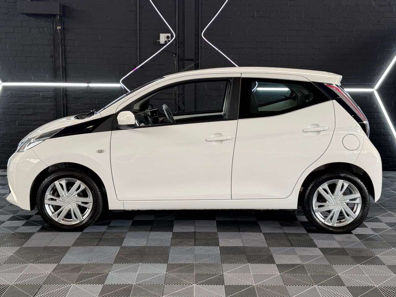 A 2016 TOYOTA AYGO 1.0 VVT-i x-pression Hatchback 5dr Petrol Manual Euro 6 (68 ps) 9 SERVICE S A 2016 TOYOTA AYGO 1.0 VVT-i x-pression Hatchback 5dr Petrol Manual Euro 6 (68 ps) 9 SERVICE S