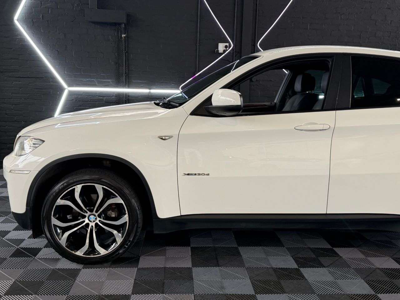A 2013 BMW X6 3.0 30d SUV 5dr Diesel Auto xDrive Euro 5 (245 ps) LOW MILEAGE - 2 KEYS - 3 A 2013 BMW X6 3.0 30d SUV 5dr Diesel Auto xDrive Euro 5 (245 ps) LOW MILEAGE - 2 KEYS - 3