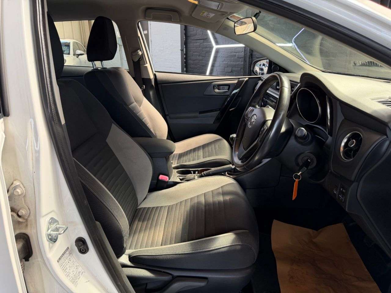 A 2016 TOYOTA AURIS 1.6 D-4D Icon Hatchback 5dr Diesel Manual Euro 6 (s/s) (112 ps) 2 KEYS - 2 A 2016 TOYOTA AURIS 1.6 D-4D Icon Hatchback 5dr Diesel Manual Euro 6 (s/s) (112 ps) 2 KEYS - 2