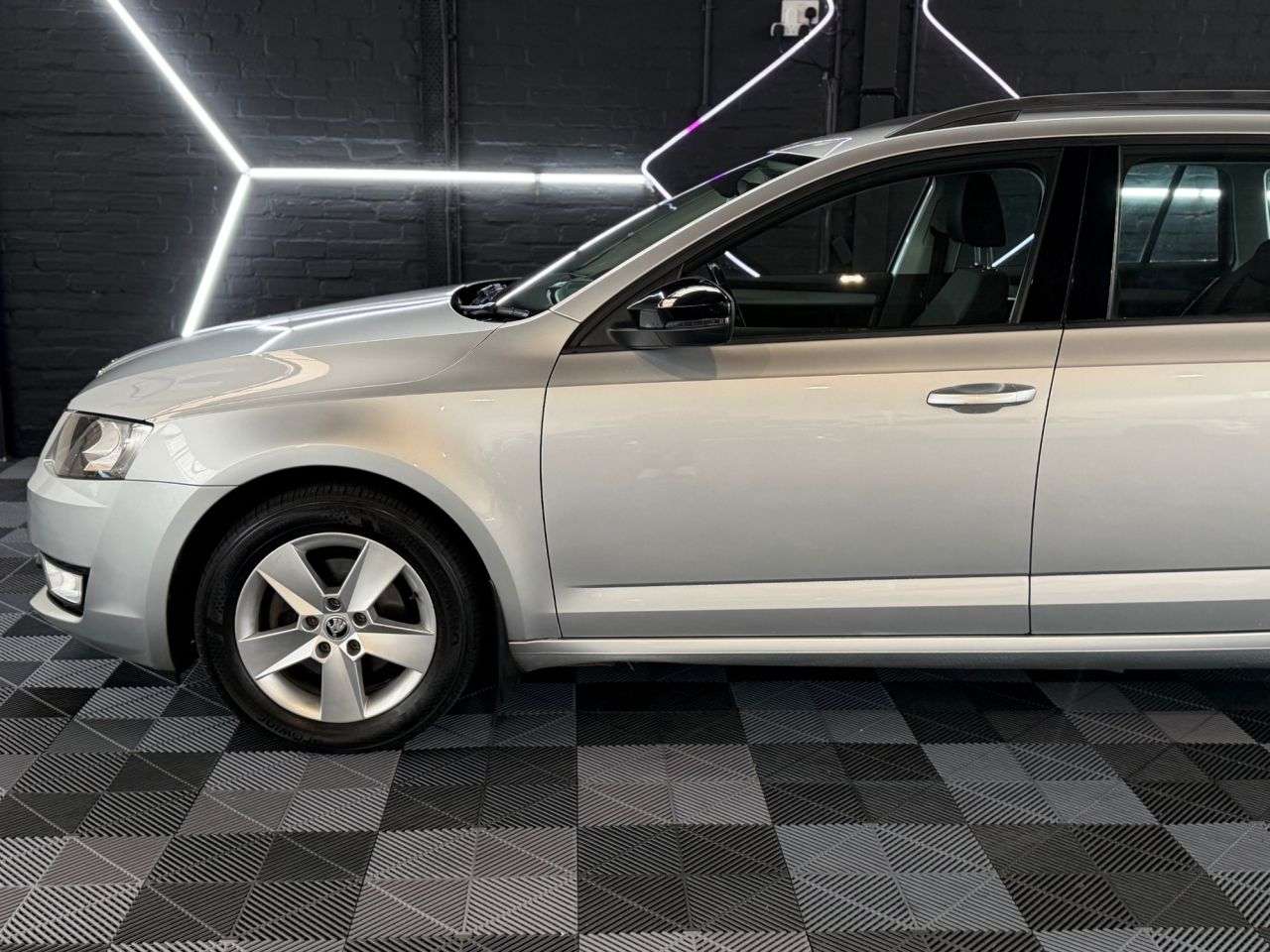 A 2013 SKODA OCTAVIA 2.0 TDI SE Estate 5dr Diesel Manual 4WD Euro 5 (s/s) (150 ps) 4 WHEEL DRIVE A 2013 SKODA OCTAVIA 2.0 TDI SE Estate 5dr Diesel Manual 4WD Euro 5 (s/s) (150 ps) 4 WHEEL DRIVE
