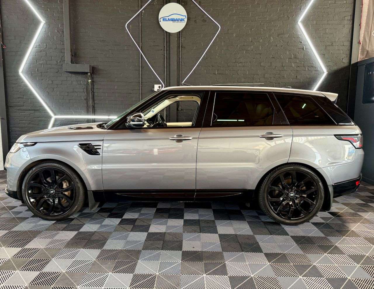 A 2020 LAND ROVER RANGE ROVER SPORT 3.0 D300 MHEV HSE SUV 5dr Diesel Auto 4WD Euro 6 (s/s) (300 ps) HYBRID - 2 A 2020 LAND ROVER RANGE ROVER SPORT 3.0 D300 MHEV HSE SUV 5dr Diesel Auto 4WD Euro 6 (s/s) (300 ps) HYBRID - 2