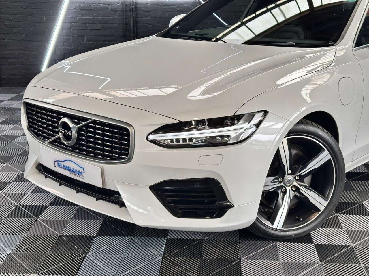 A 2019 VOLVO S90 2.0h T8 Twin Engine 10.4kWh R-Design Pro Saloon 4dr Petrol Plug-in Hybrid A A 2019 VOLVO S90 2.0h T8 Twin Engine 10.4kWh R-Design Pro Saloon 4dr Petrol Plug-in Hybrid A