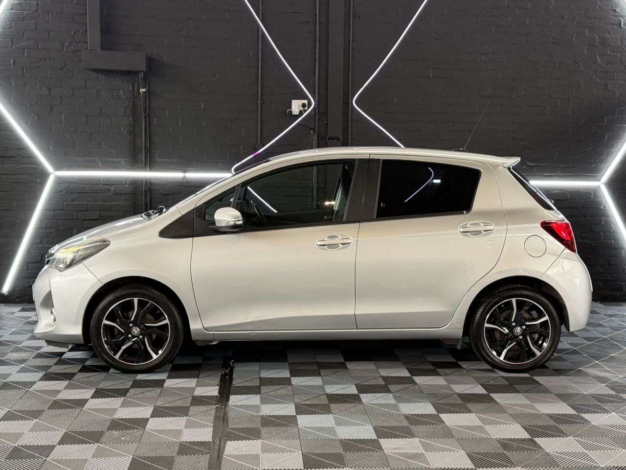 A 2016 TOYOTA YARIS 1.33 Dual VVT-i Design Hatchback 5dr Petrol Manual Euro 6 (99 ps) A 2016 TOYOTA YARIS 1.33 Dual VVT-i Design Hatchback 5dr Petrol Manual Euro 6 (99 ps)