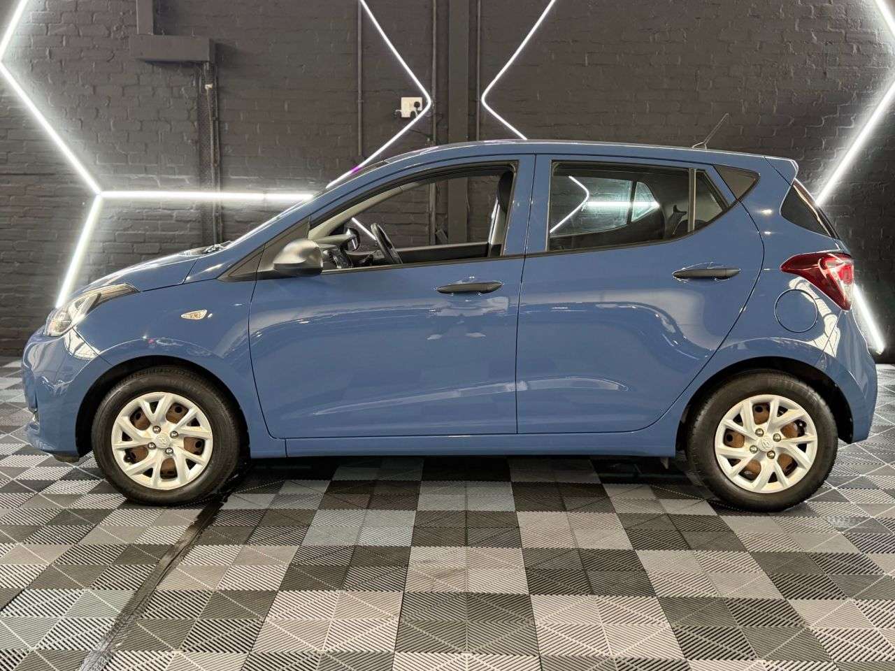 A 2017 HYUNDAI I10 1.0 S Hatchback 5dr Petrol Manual Euro 6 (66 ps) MANUAL - ULEZ COMPLIANT - A 2017 HYUNDAI I10 1.0 S Hatchback 5dr Petrol Manual Euro 6 (66 ps) MANUAL - ULEZ COMPLIANT -