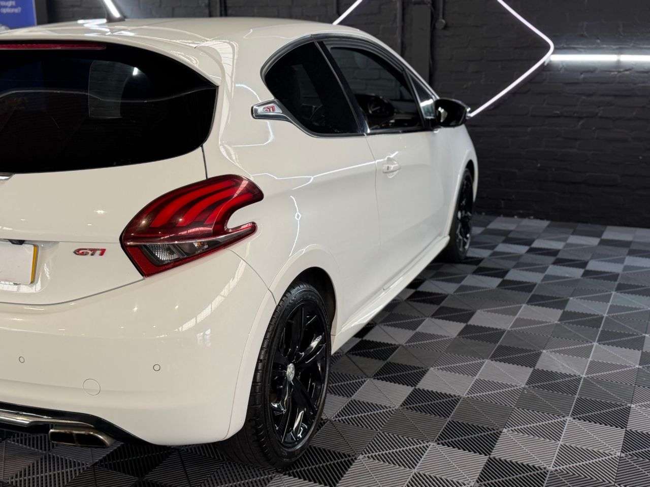 2017 PEUGEOT 208 HATCHBACK 2017 PEUGEOT 208 HATCHBACK