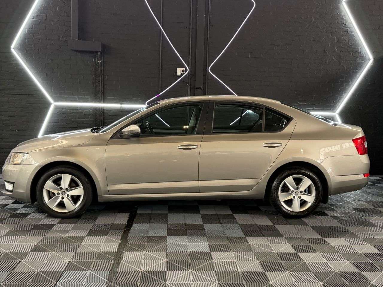 A 2014 SKODA OCTAVIA 1.6 TDI SE Hatchback 5dr Diesel Manual Euro 5 (s/s) (105 ps) EXCELLENT SPAC A 2014 SKODA OCTAVIA 1.6 TDI SE Hatchback 5dr Diesel Manual Euro 5 (s/s) (105 ps) EXCELLENT SPAC
