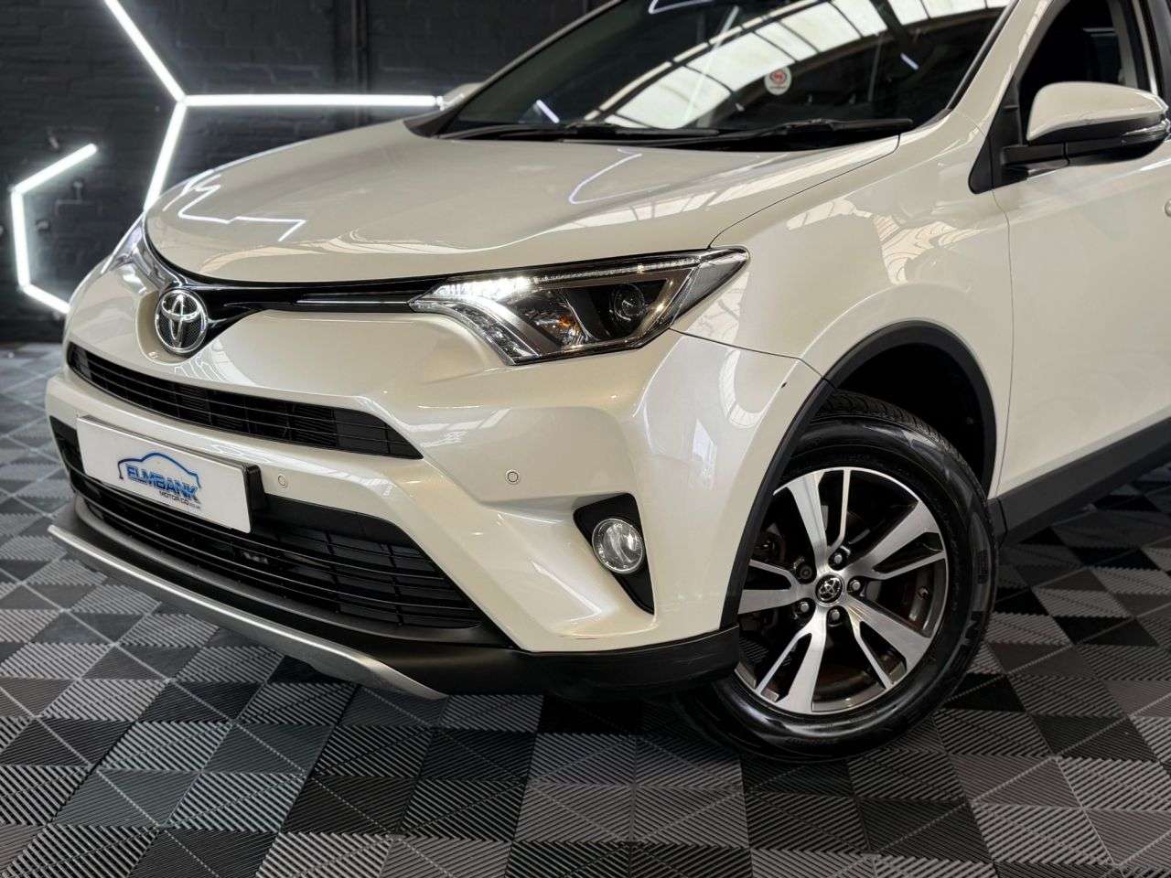 A 2015 TOYOTA RAV4 2.0 D-4D Business Edition SUV 5dr Diesel Manual Euro 6 (s/s) (143 ps) 10 ST A 2015 TOYOTA RAV4 2.0 D-4D Business Edition SUV 5dr Diesel Manual Euro 6 (s/s) (143 ps) 10 ST
