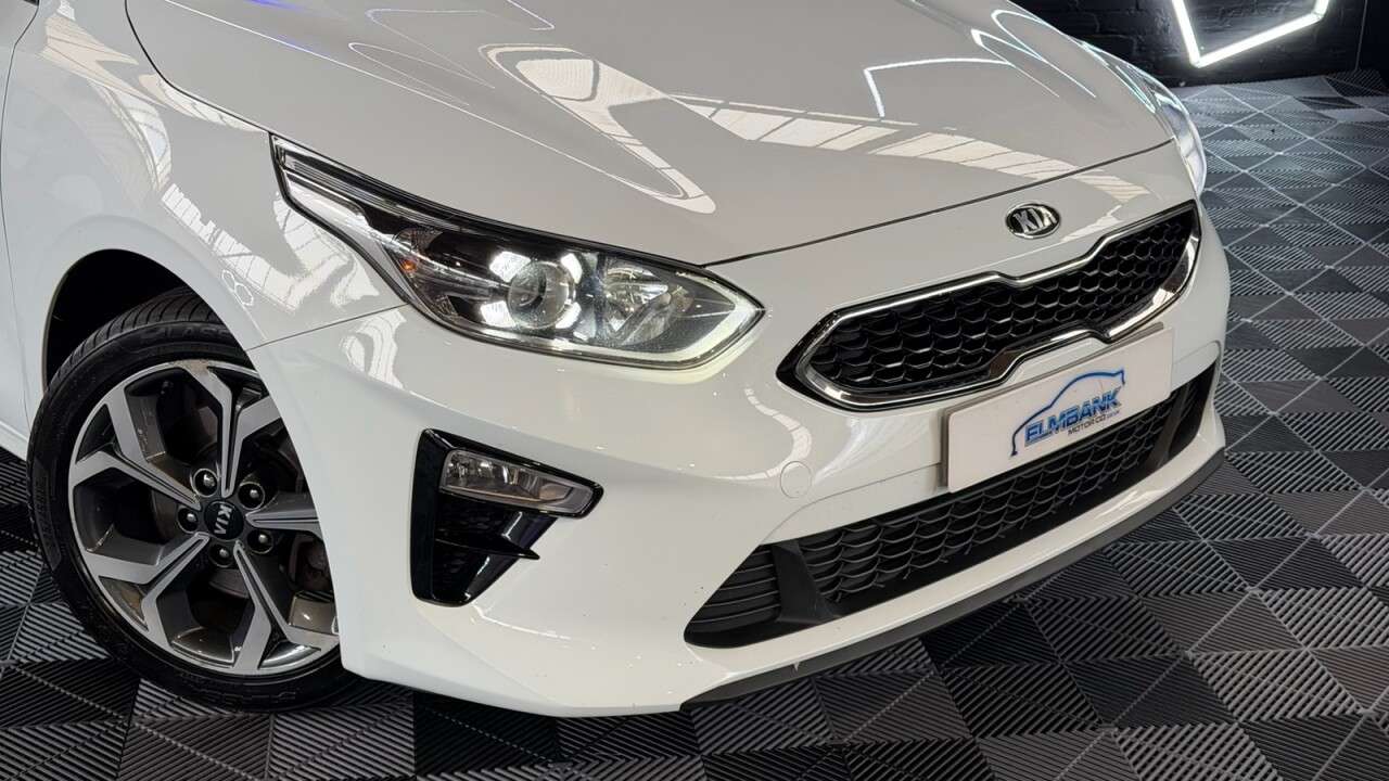 A 2019 KIA CEED 1.0 T-GDi 3 Sportswagon 5dr Petrol Manual Euro 6 (s/s) (118 bhp) 2 KEYS - U A 2019 KIA CEED 1.0 T-GDi 3 Sportswagon 5dr Petrol Manual Euro 6 (s/s) (118 bhp) 2 KEYS - U