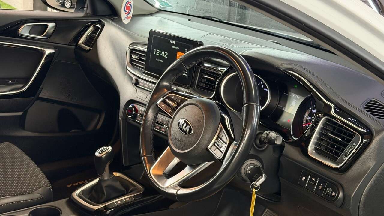 A 2019 KIA CEED 1.0 T-GDi 3 Sportswagon 5dr Petrol Manual Euro 6 (s/s) (118 bhp) 2 KEYS - U A 2019 KIA CEED 1.0 T-GDi 3 Sportswagon 5dr Petrol Manual Euro 6 (s/s) (118 bhp) 2 KEYS - U