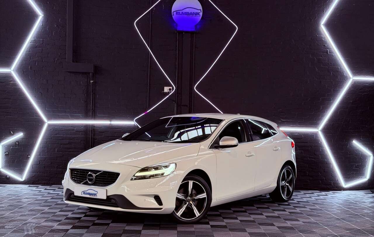 A 2019 VOLVO V40 2.0 T2 R-Design Edition Hatchback 5dr Petrol Manual Euro 6 (s/s) (122 ps) A 2019 VOLVO V40 2.0 T2 R-Design Edition Hatchback 5dr Petrol Manual Euro 6 (s/s) (122 ps)