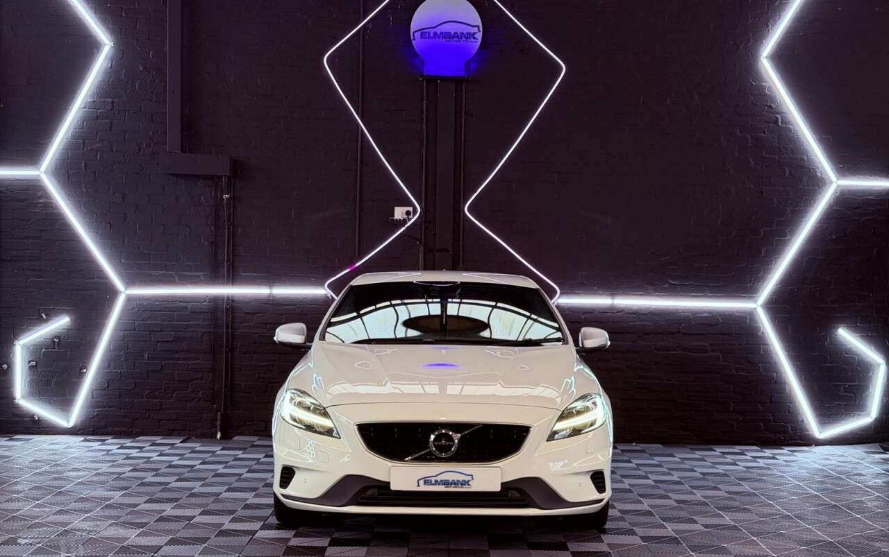A 2019 VOLVO V40 2.0 T2 R-Design Edition Hatchback 5dr Petrol Manual Euro 6 (s/s) (122 ps) A 2019 VOLVO V40 2.0 T2 R-Design Edition Hatchback 5dr Petrol Manual Euro 6 (s/s) (122 ps)