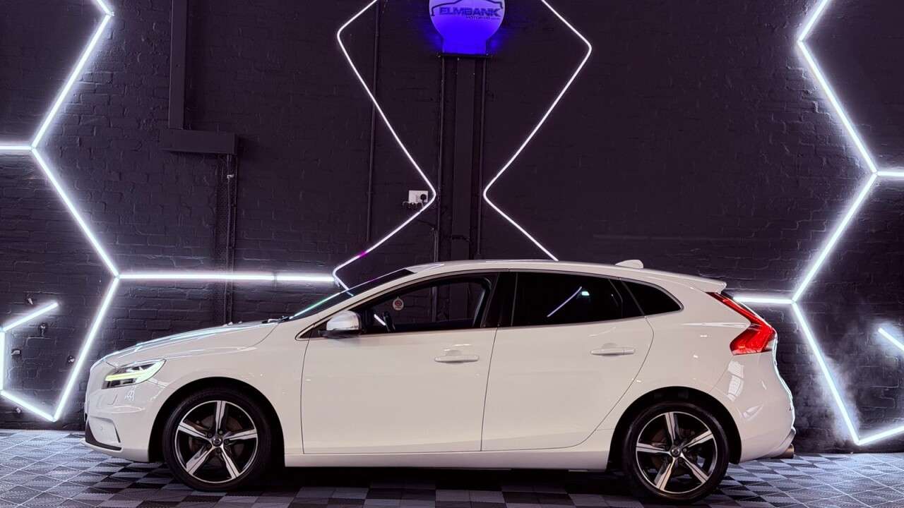 A 2019 VOLVO V40 2.0 T2 R-Design Edition Hatchback 5dr Petrol Manual Euro 6 (s/s) (122 ps) A 2019 VOLVO V40 2.0 T2 R-Design Edition Hatchback 5dr Petrol Manual Euro 6 (s/s) (122 ps)