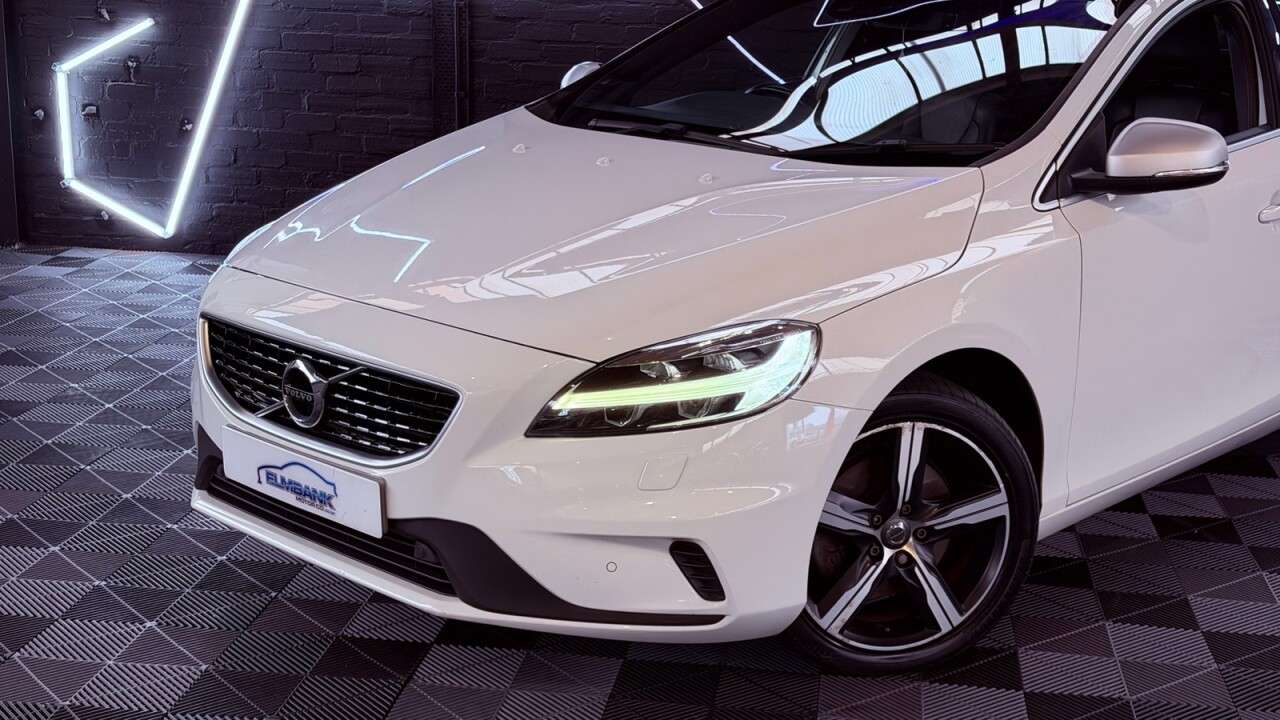 A 2019 VOLVO V40 2.0 T2 R-Design Edition Hatchback 5dr Petrol Manual Euro 6 (s/s) (122 ps) A 2019 VOLVO V40 2.0 T2 R-Design Edition Hatchback 5dr Petrol Manual Euro 6 (s/s) (122 ps)