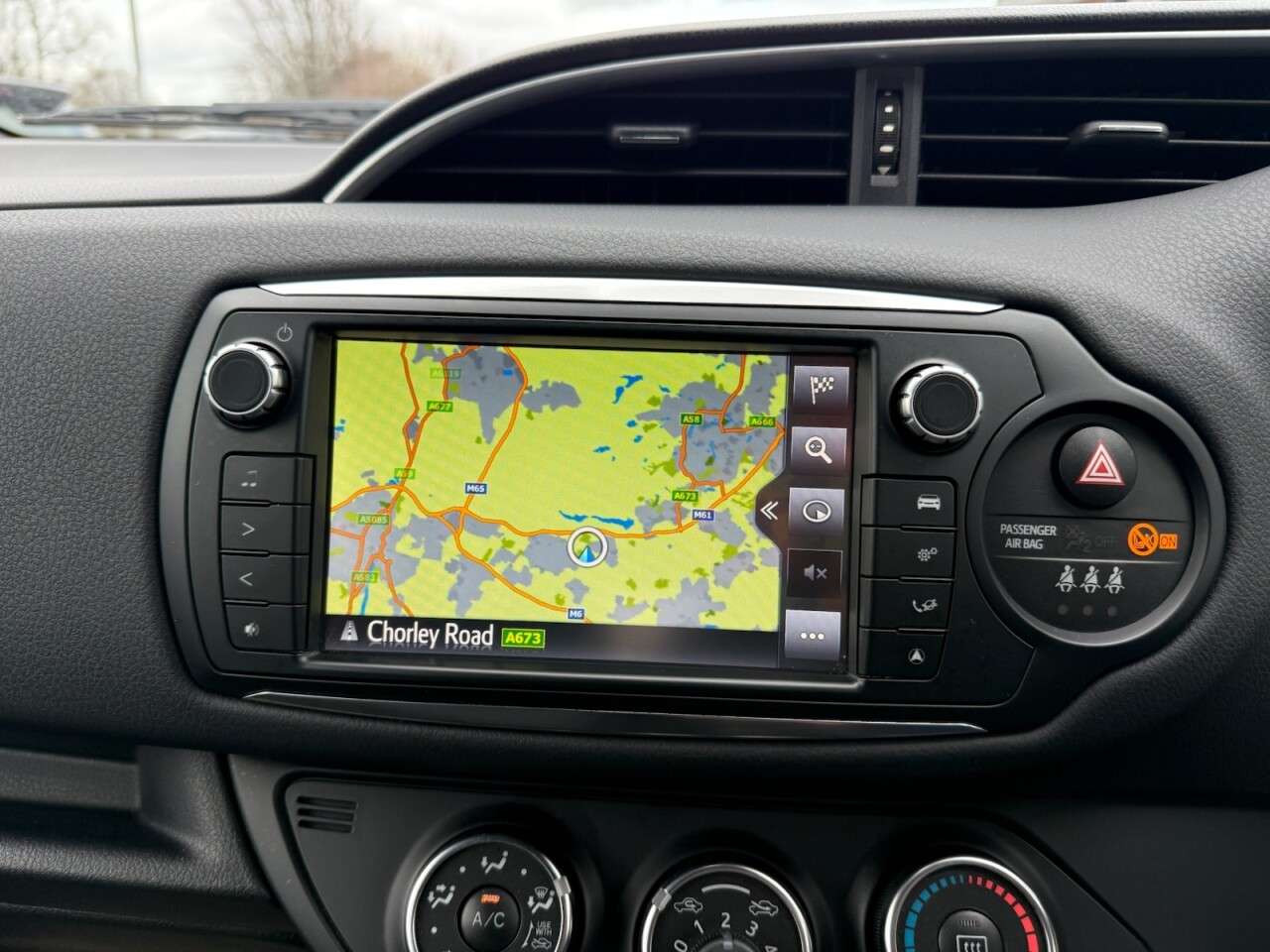 A 2017 TOYOTA YARIS 1.33 Dual VVT-i Design Hatchback 5dr Petrol Manual Euro 6 (99 ps) **1 FORME A 2017 TOYOTA YARIS 1.33 Dual VVT-i Design Hatchback 5dr Petrol Manual Euro 6 (99 ps) **1 FORME