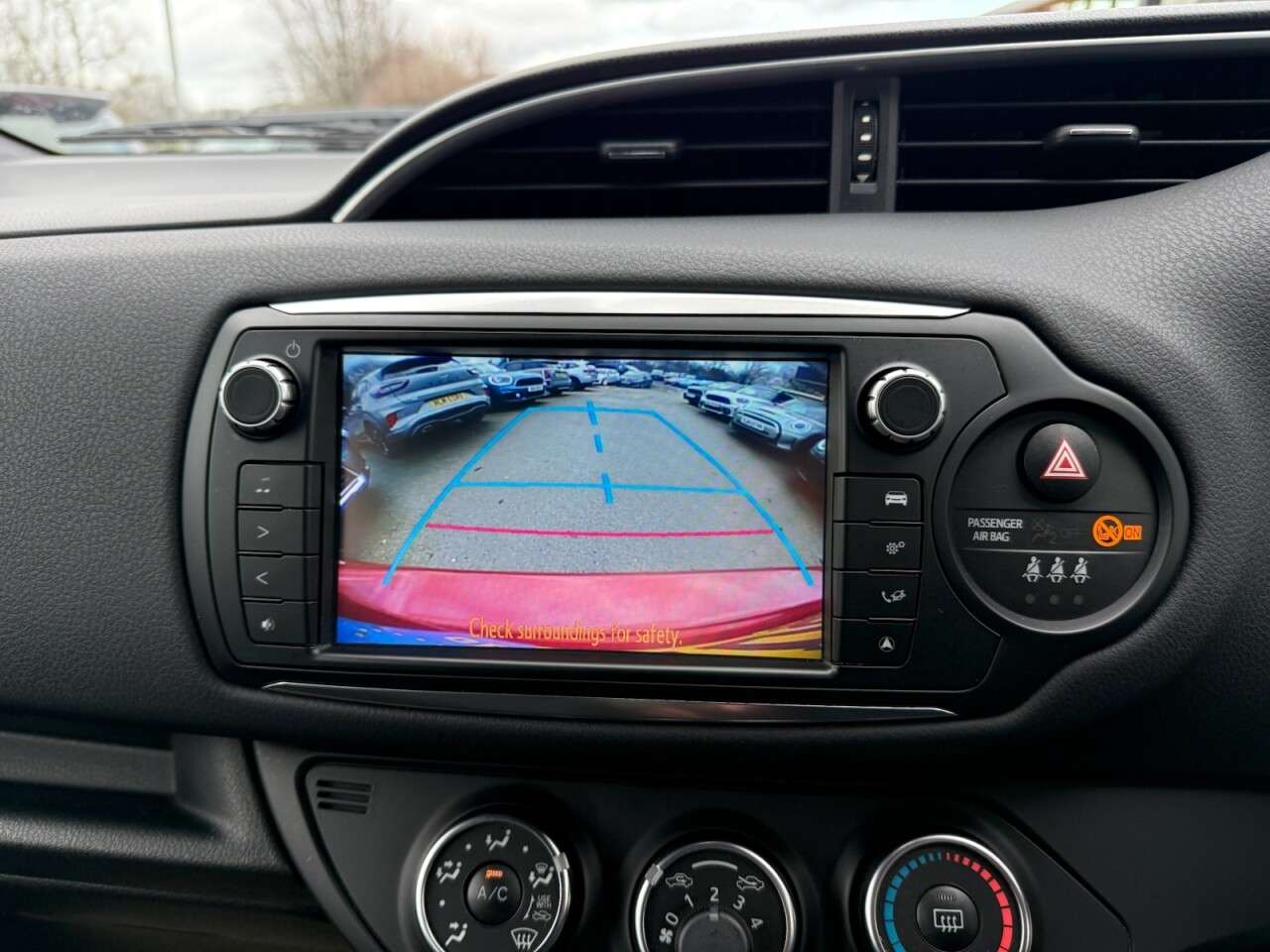 A 2017 TOYOTA YARIS 1.33 Dual VVT-i Design Hatchback 5dr Petrol Manual Euro 6 (99 ps) **1 FORME A 2017 TOYOTA YARIS 1.33 Dual VVT-i Design Hatchback 5dr Petrol Manual Euro 6 (99 ps) **1 FORME