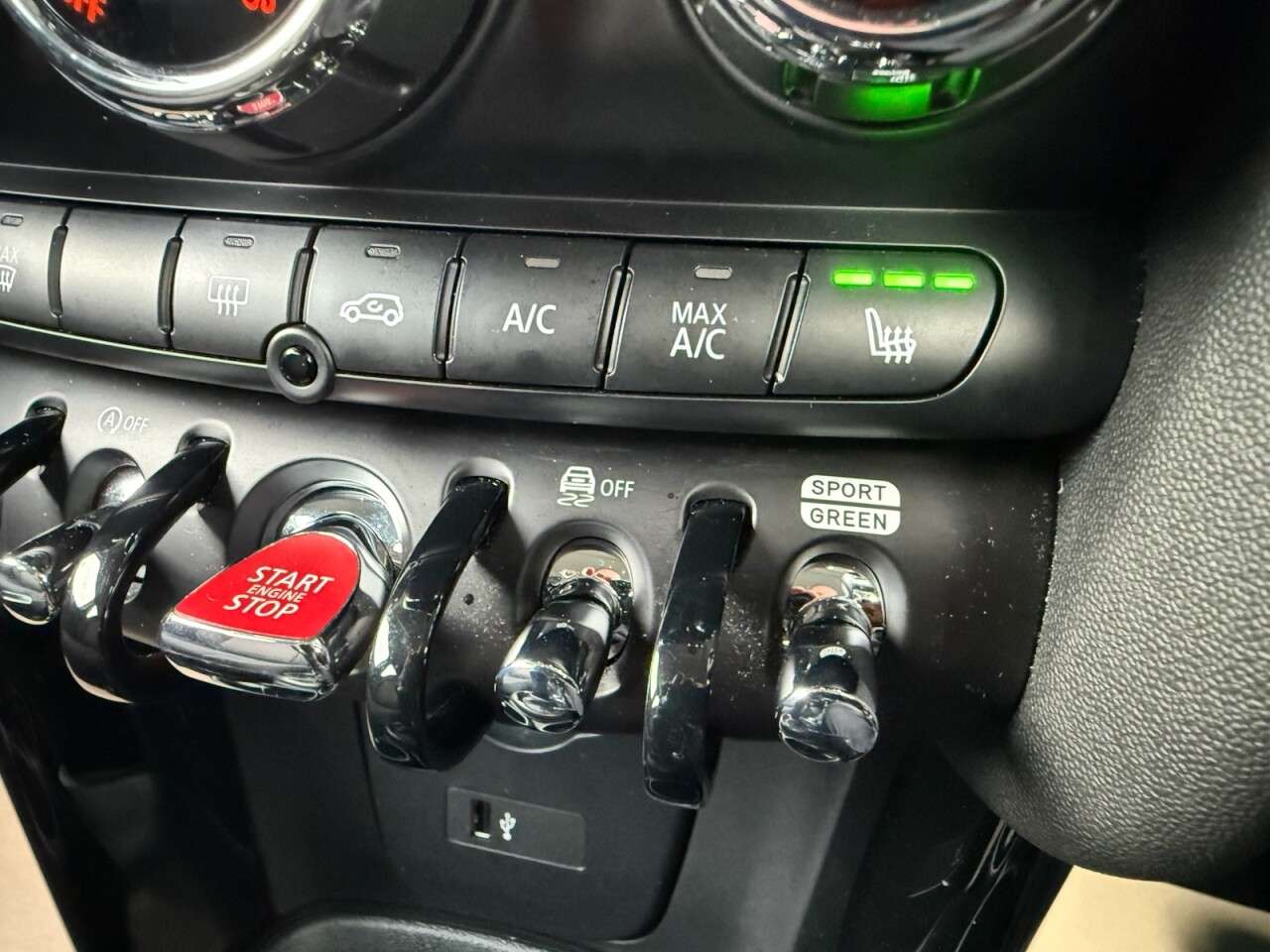 A 2022 MINI HATCH 1.5 Cooper Classic Hatchback 5dr Petrol Steptronic Euro 6 (s/s) (136 ps) HE A 2022 MINI HATCH 1.5 Cooper Classic Hatchback 5dr Petrol Steptronic Euro 6 (s/s) (136 ps) HE