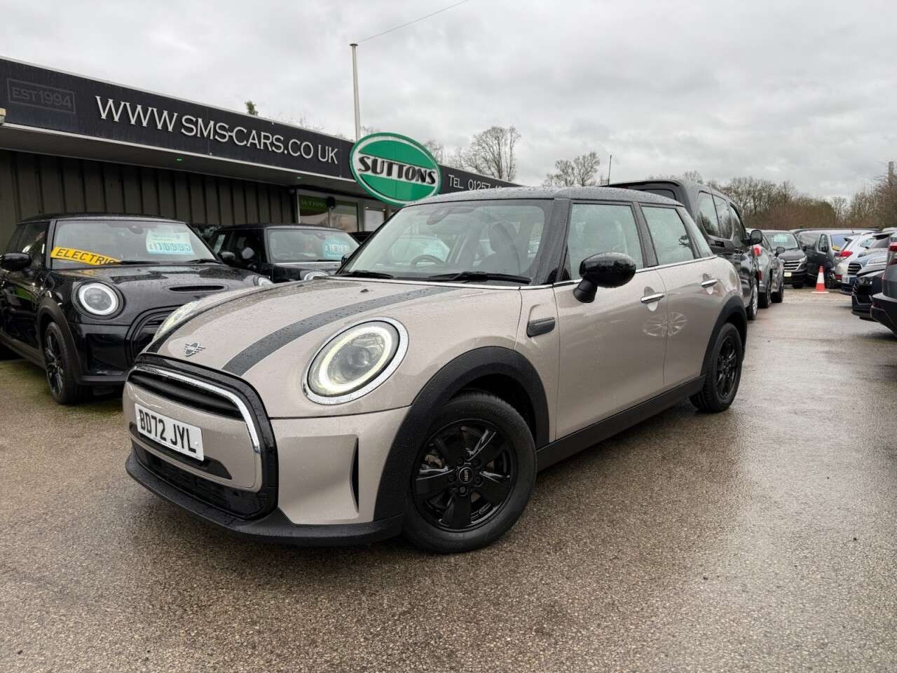 A 2022 MINI HATCH 1.5 Cooper Classic Hatchback 5dr Petrol Steptronic Euro 6 (s/s) (136 ps) HE A 2022 MINI HATCH 1.5 Cooper Classic Hatchback 5dr Petrol Steptronic Euro 6 (s/s) (136 ps) HE