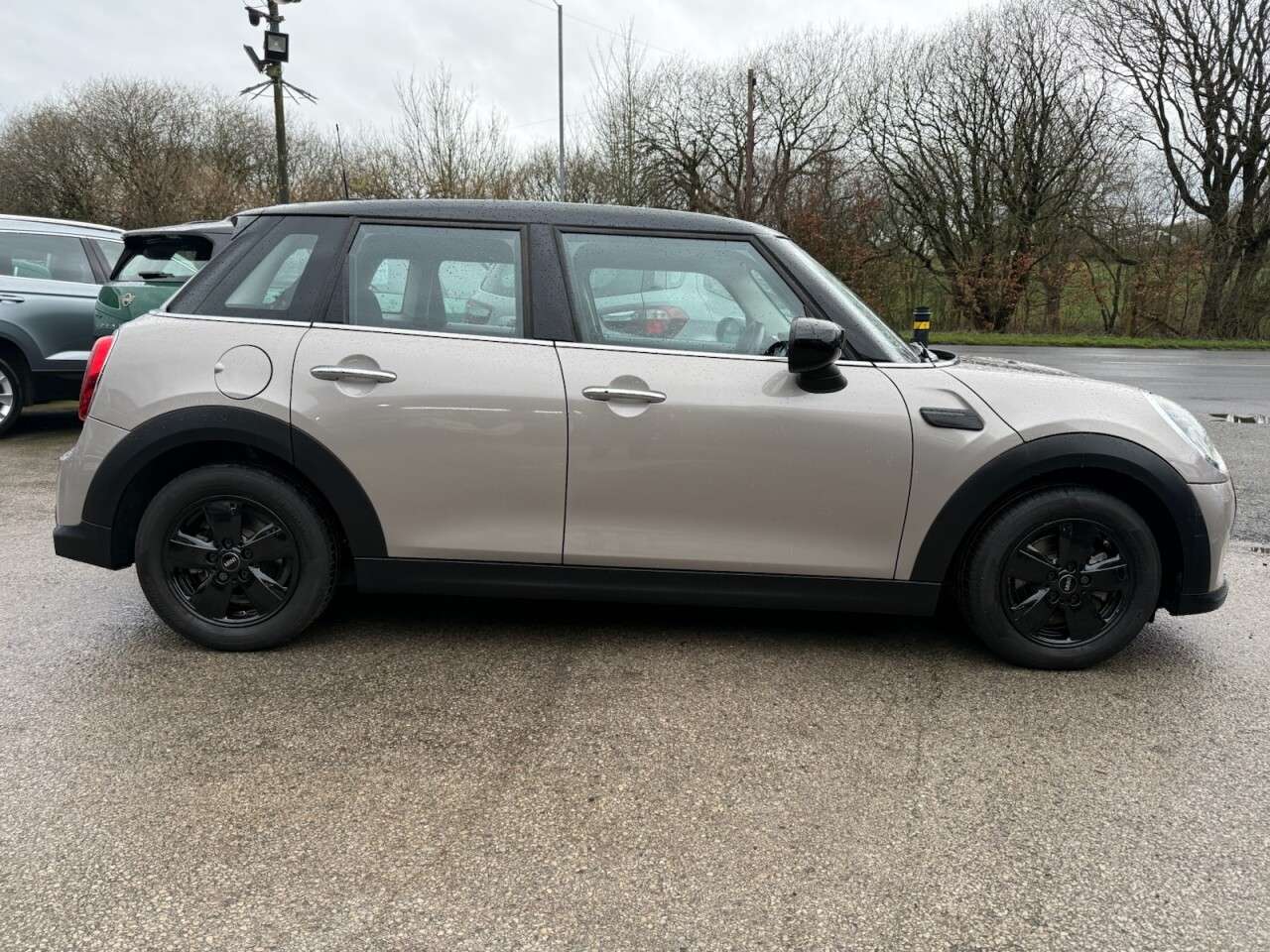 A 2022 MINI HATCH 1.5 Cooper Classic Hatchback 5dr Petrol Steptronic Euro 6 (s/s) (136 ps) HE A 2022 MINI HATCH 1.5 Cooper Classic Hatchback 5dr Petrol Steptronic Euro 6 (s/s) (136 ps) HE