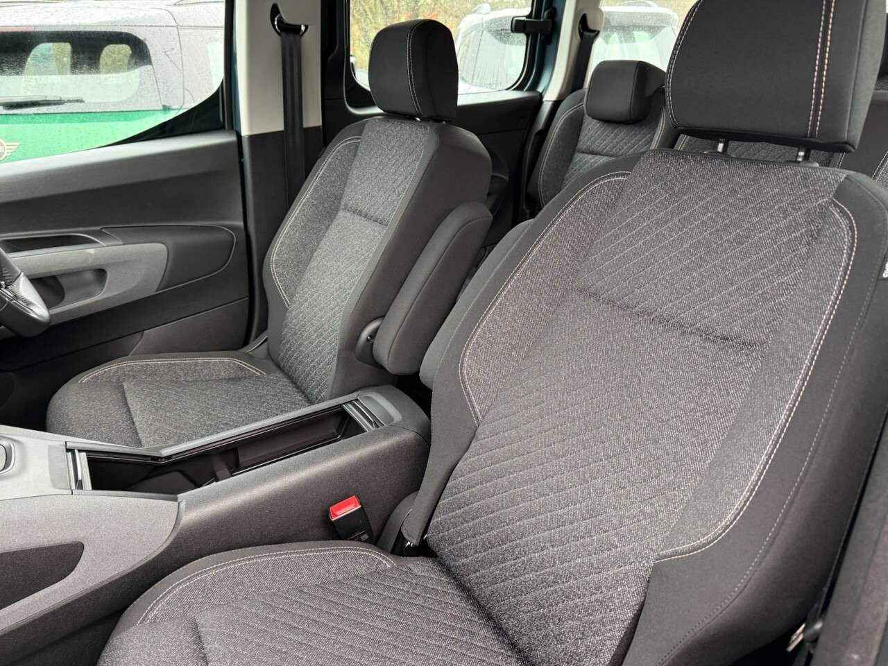 A 2025 PEUGEOT E-RIFTER 52kWh Allure Long MPV 5dr Electric Auto (7.4kW Charger) (136 ps) 7 SEATER L A 2025 PEUGEOT E-RIFTER 52kWh Allure Long MPV 5dr Electric Auto (7.4kW Charger) (136 ps) 7 SEATER L