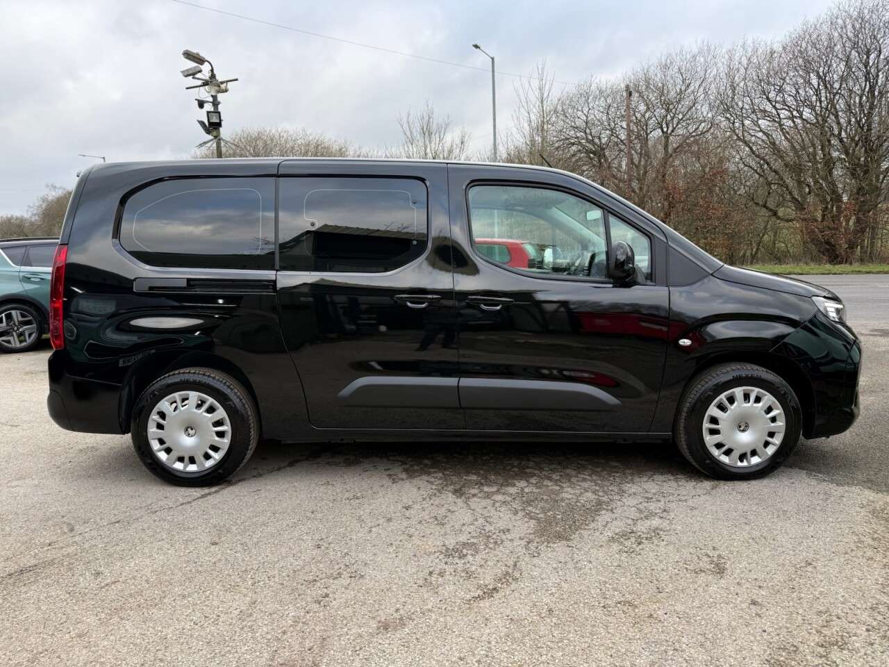 A 2025 VAUXHALL COMBO LIFE ELECTRIC 52kWh Design XL MPV 5dr Electric Auto (7.4kW Charger) (136 ps) 1 OWNER + VA A 2025 VAUXHALL COMBO LIFE ELECTRIC 52kWh Design XL MPV 5dr Electric Auto (7.4kW Charger) (136 ps) 1 OWNER + VA