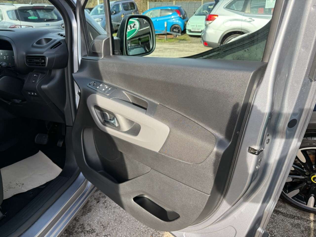 2025 TOYOTA PROACE CITY VERSO 2025 TOYOTA PROACE CITY VERSO