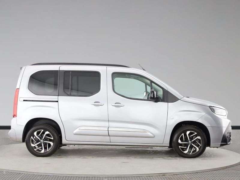 A 2025 TOYOTA PROACE CITY VERSO 50kWh Design Short MPV 5dr Electric Auto (136 ps) A 2025 TOYOTA PROACE CITY VERSO 50kWh Design Short MPV 5dr Electric Auto (136 ps)