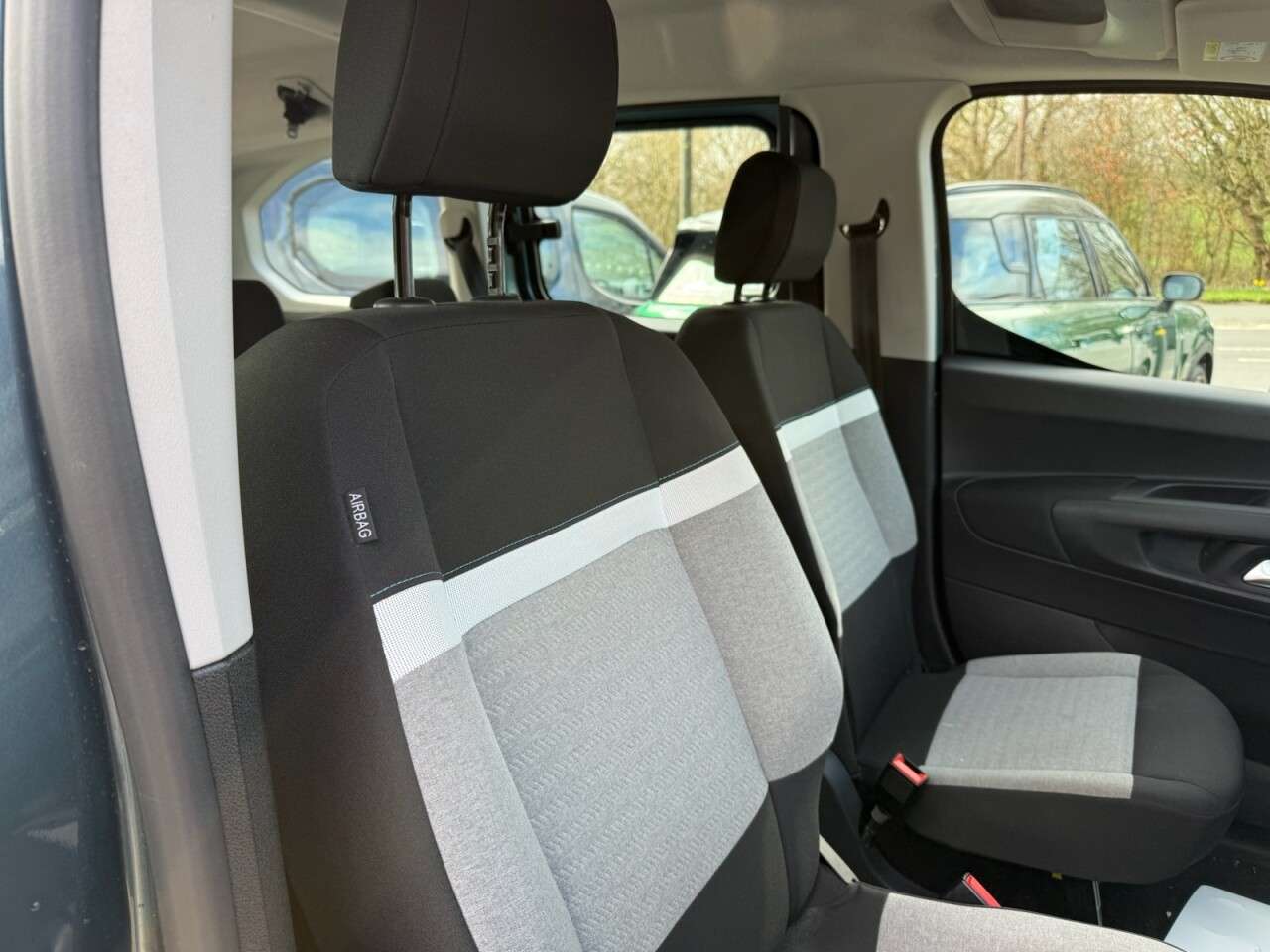 A 2025 CITROEN E-BERLINGO 52kWh PLUS XL MPV 5dr Electric Auto (7.4kW Charger) (136 ps) A 2025 CITROEN E-BERLINGO 52kWh PLUS XL MPV 5dr Electric Auto (7.4kW Charger) (136 ps)