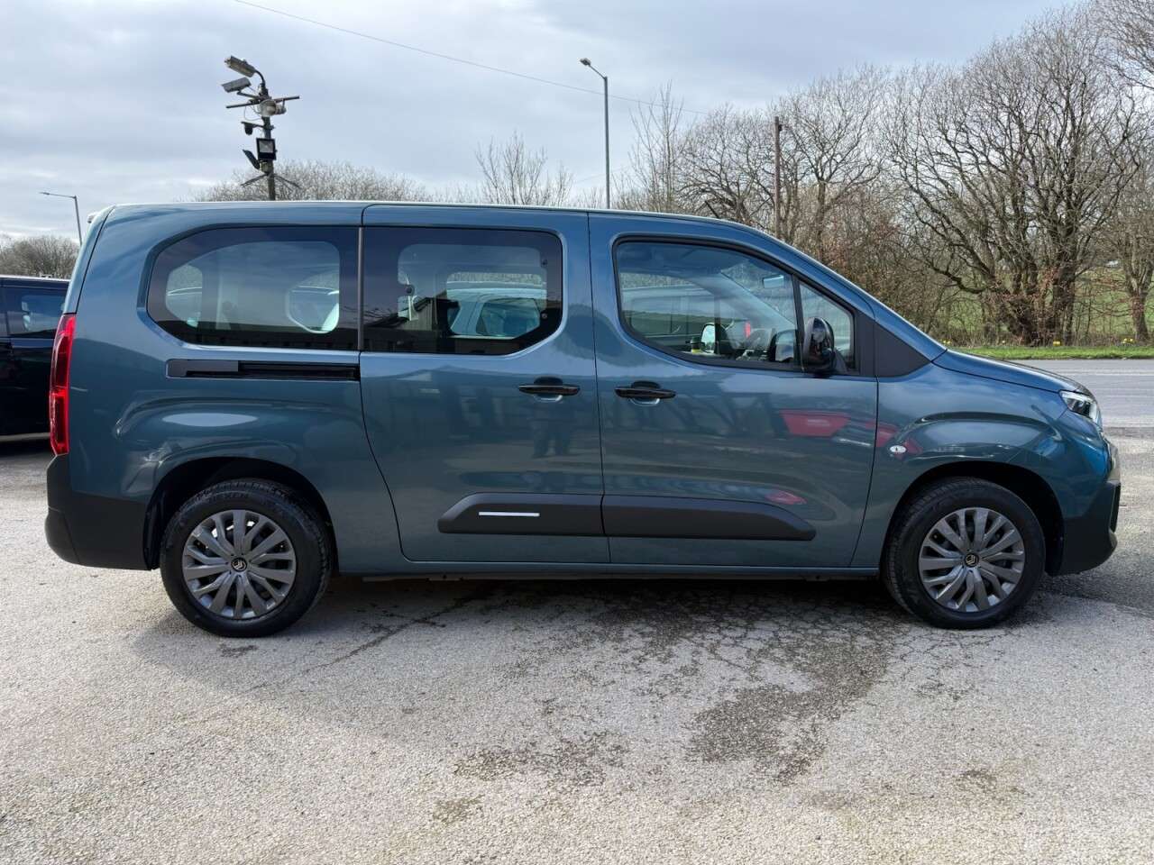 A 2025 CITROEN E-BERLINGO 52kWh PLUS XL MPV 5dr Electric Auto (7.4kW Charger) (136 ps) A 2025 CITROEN E-BERLINGO 52kWh PLUS XL MPV 5dr Electric Auto (7.4kW Charger) (136 ps)