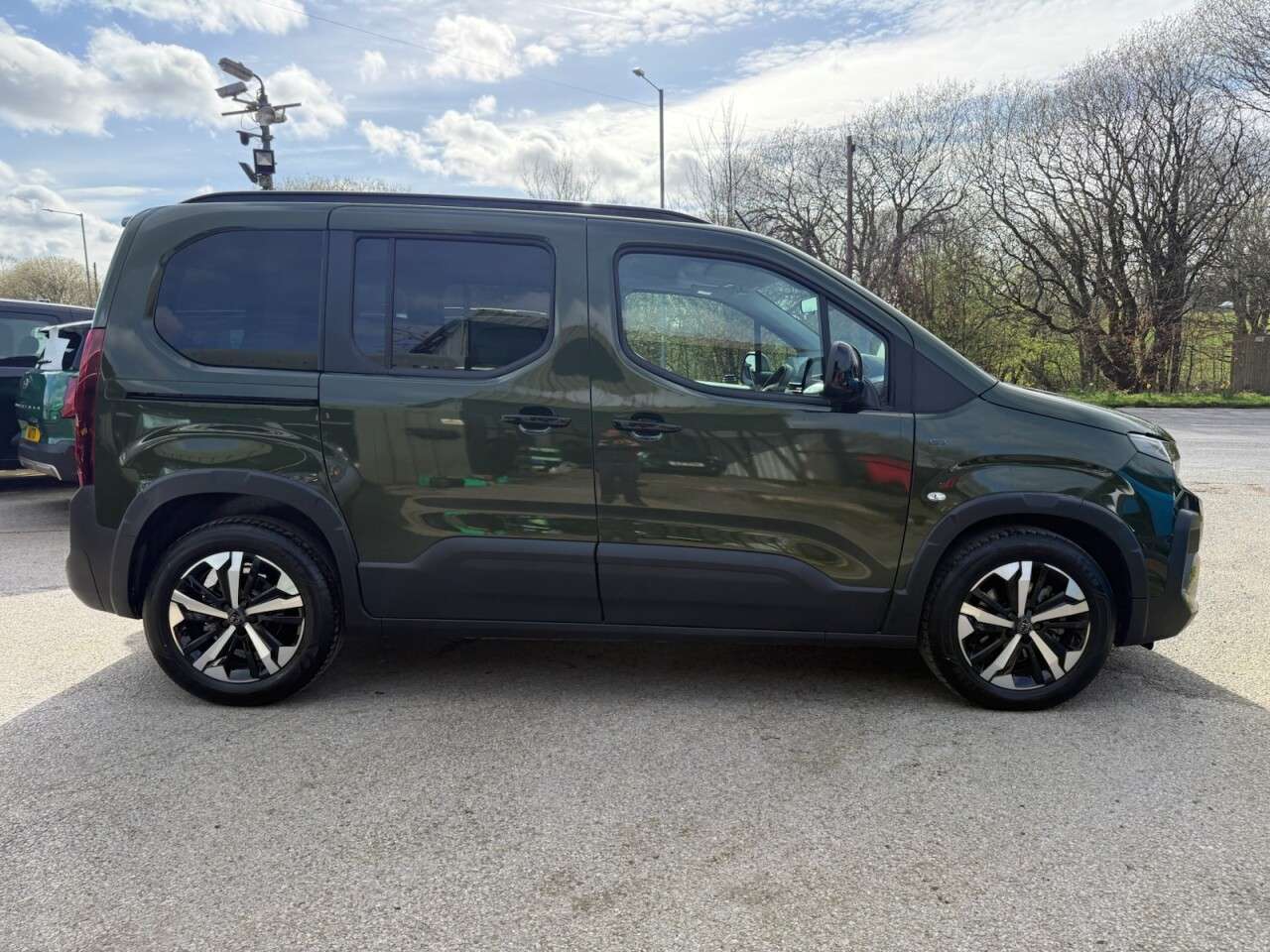 A 2025 PEUGEOT E-RIFTER 52kWh GT Standard MPV 5dr Electric Auto (7.4kW Charger) (136 ps) REVERSE CA A 2025 PEUGEOT E-RIFTER 52kWh GT Standard MPV 5dr Electric Auto (7.4kW Charger) (136 ps) REVERSE CA