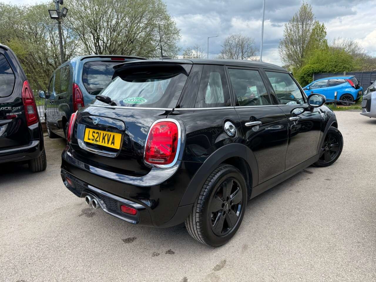 A 2021 MINI HATCH 2.0 Cooper S Classic Hatchback 5dr Petrol Steptronic Euro 6 (s/s) (192 ps) A 2021 MINI HATCH 2.0 Cooper S Classic Hatchback 5dr Petrol Steptronic Euro 6 (s/s) (192 ps)