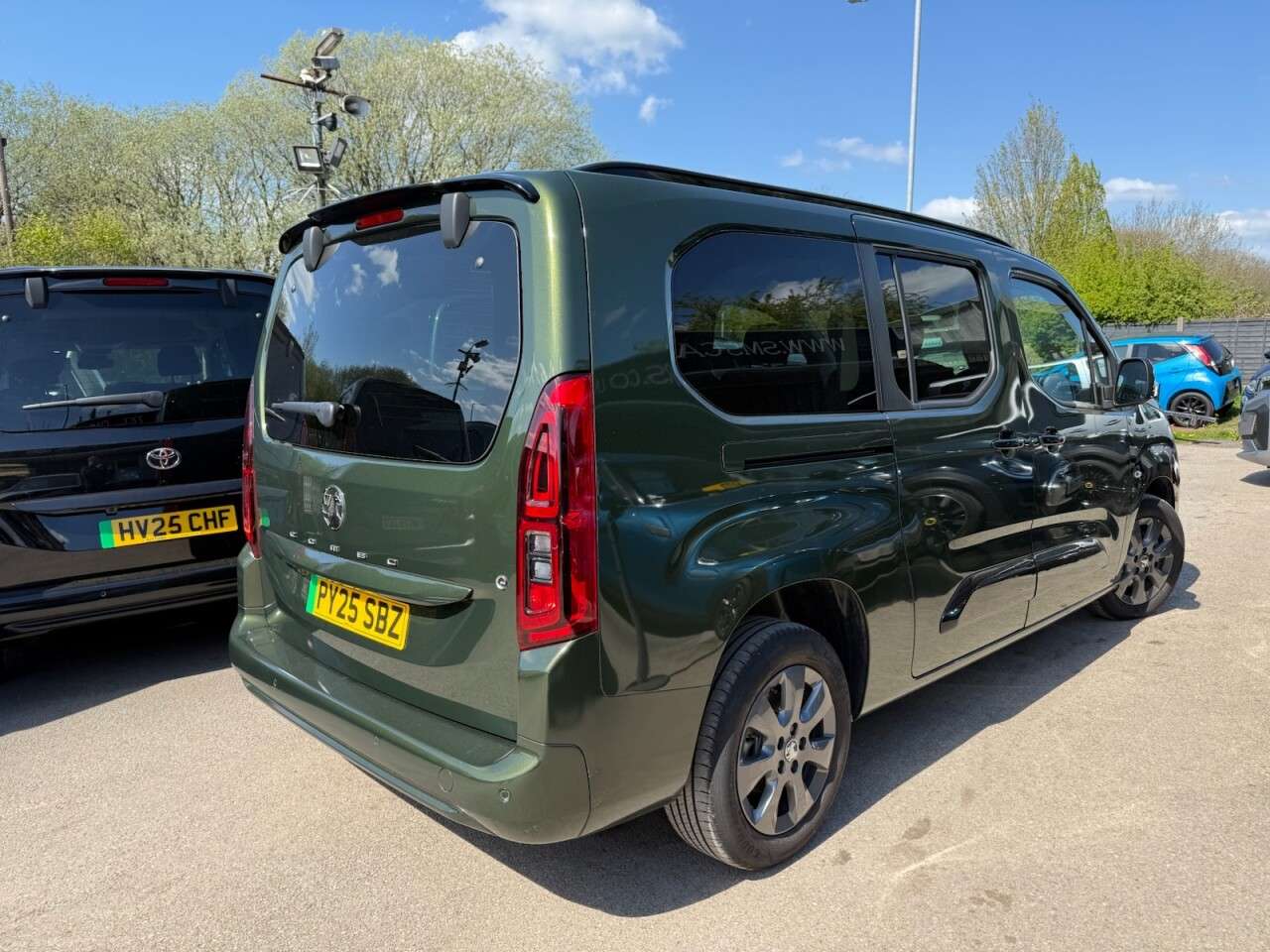 A 2025 VAUXHALL COMBO LIFE ELECTRIC 52kWh Ultimate XL MPV 5dr Electric Auto (7.4kW Charger) (136 ps) A 2025 VAUXHALL COMBO LIFE ELECTRIC 52kWh Ultimate XL MPV 5dr Electric Auto (7.4kW Charger) (136 ps)