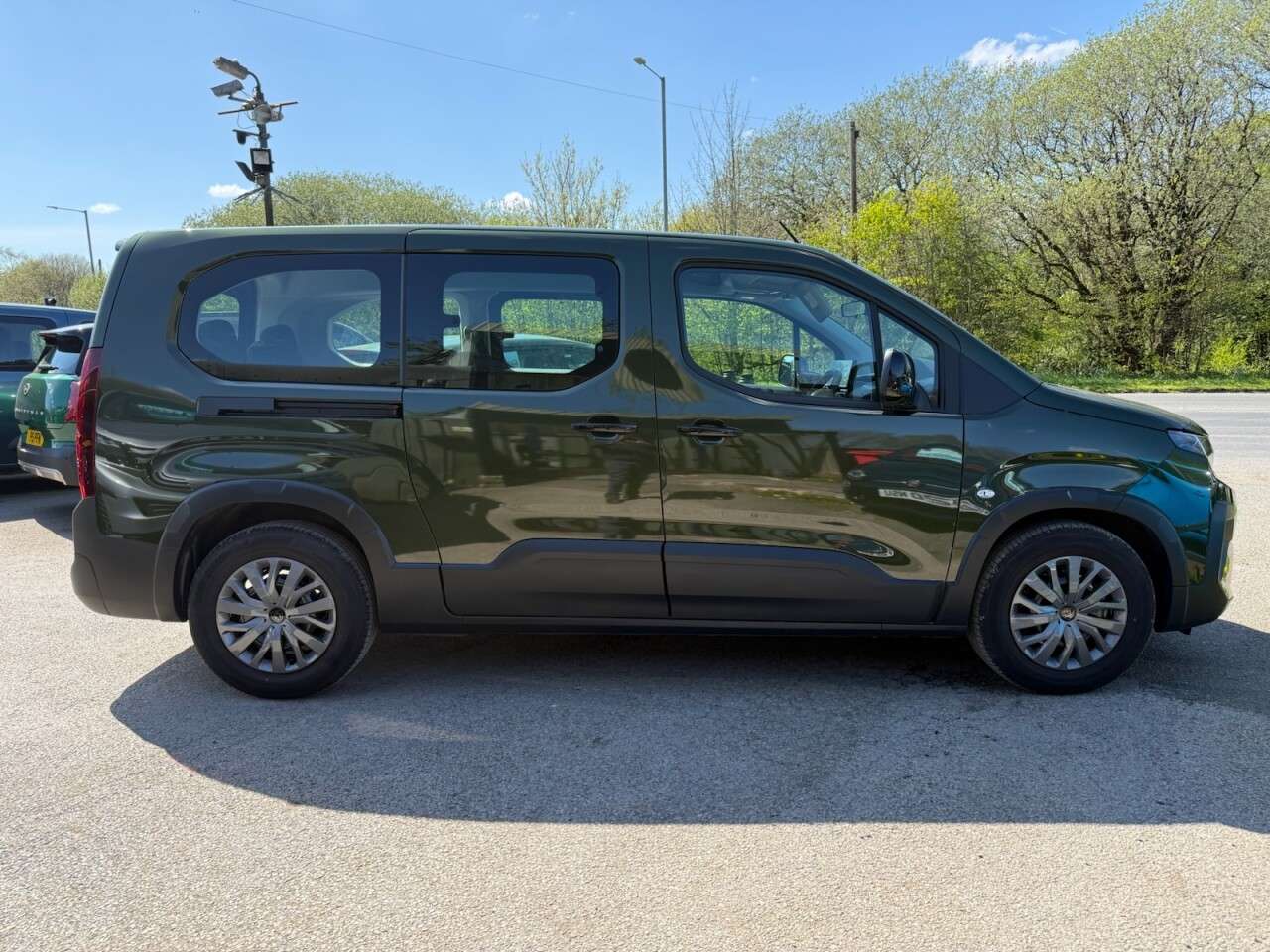 A 2026 PEUGEOT E-RIFTER 52kWh Allure Long MPV 5dr Electric Auto (7.4kW Charger) (136 ps) A 2026 PEUGEOT E-RIFTER 52kWh Allure Long MPV 5dr Electric Auto (7.4kW Charger) (136 ps)
