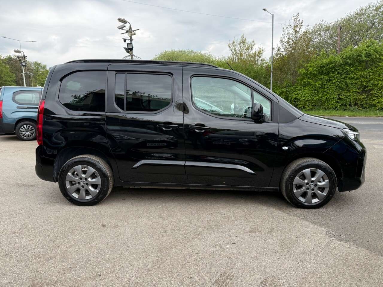 A 2025 VAUXHALL COMBO LIFE ELECTRIC 52kWh Ultimate MPV 5dr Electric Auto (7.4kW Charger) (136 ps) REVERSE CAMER A 2025 VAUXHALL COMBO LIFE ELECTRIC 52kWh Ultimate MPV 5dr Electric Auto (7.4kW Charger) (136 ps) REVERSE CAMER