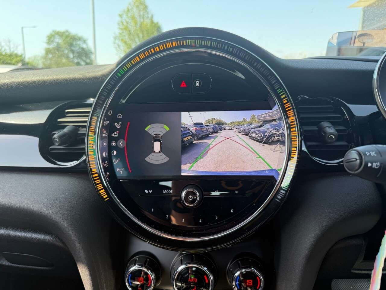 A 2023 MINI ELECTRIC HATCH Cooper SE 32.6kWh Level 3 Hatchback 3dr Electric Auto (184 ps) A 2023 MINI ELECTRIC HATCH Cooper SE 32.6kWh Level 3 Hatchback 3dr Electric Auto (184 ps)