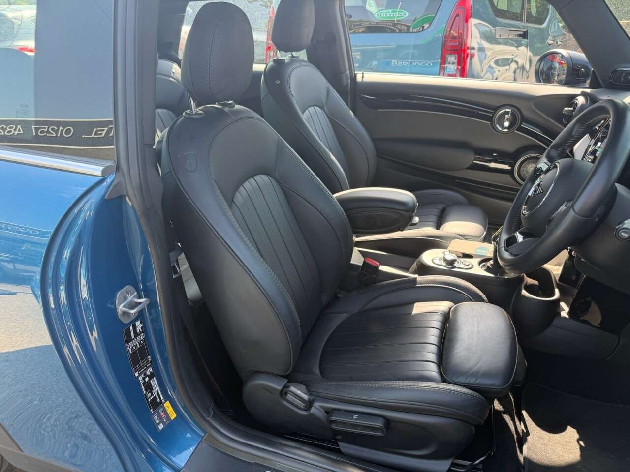 A 2023 MINI ELECTRIC HATCH Cooper SE 32.6kWh Level 3 Hatchback 3dr Electric Auto (184 ps) A 2023 MINI ELECTRIC HATCH Cooper SE 32.6kWh Level 3 Hatchback 3dr Electric Auto (184 ps)