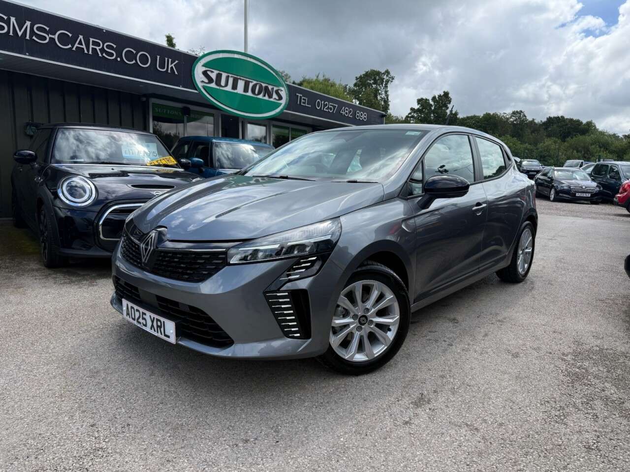 A 2025 RENAULT CLIO 1.6 E-TECH evolution Hatchback 5dr Petrol Hybrid Auto Euro 6 (s/s) (145 ps) A 2025 RENAULT CLIO 1.6 E-TECH evolution Hatchback 5dr Petrol Hybrid Auto Euro 6 (s/s) (145 ps)