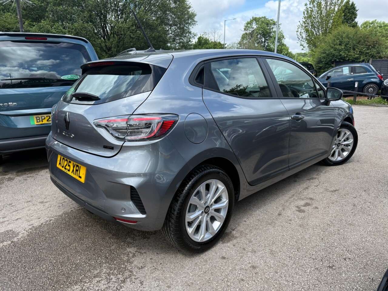 A 2025 RENAULT CLIO 1.6 E-TECH evolution Hatchback 5dr Petrol Hybrid Auto Euro 6 (s/s) (145 ps) A 2025 RENAULT CLIO 1.6 E-TECH evolution Hatchback 5dr Petrol Hybrid Auto Euro 6 (s/s) (145 ps)