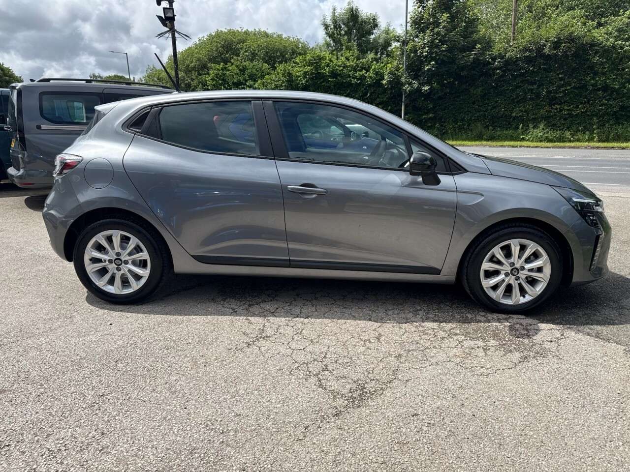 A 2025 RENAULT CLIO 1.6 E-TECH evolution Hatchback 5dr Petrol Hybrid Auto Euro 6 (s/s) (145 ps) A 2025 RENAULT CLIO 1.6 E-TECH evolution Hatchback 5dr Petrol Hybrid Auto Euro 6 (s/s) (145 ps)